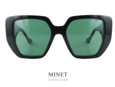 Superbe lunettes de soleil Gucci GG0965S. Grosse monture noire munie de verres vert bouteille. Les branches sont juste énormes et sont siglées d'un grand double G qu'on ne peut pas rater. Surtout avec ce marbré couleur Jade. 