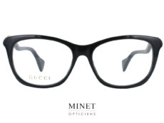 Très jolies monture optique, les Gucci GG1012O sont très féminine. Son originalité tient dans le design de ses branches courbées. 