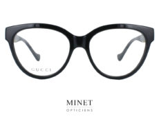 Les lunettes Gucci GG1024O sont des montures optiques classiques chic. La face papillon renforce sont côté glamour et les branches sont joliment décorées avec le fameux double G griffes inconditionnel de la marque? 