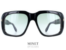 Les Tom Ford Bailey-02 TF885 sont de superbes solaires pour hommes. Grandes montures noires épaisses. Elles sont montées de verres dégradés city. Un très beau modèle plein de style. De vraies solaires de luxe.