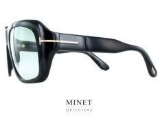 Les Tom Ford Bailey-02 TF885 sont de superbes solaires pour hommes. Grandes montures noires épaisses. Elles sont montées de verres dégradés city. Un très beau modèle plein de style. De vraies solaires de luxe.