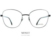 Très fines et élégantes, les Chanel 2198 sont de superbes montures optiques. Tout en finesse et en légèreté, le style vintage légèrement oversized en font une paire de lunettes tous à fait actuel. 