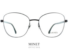 Très fines et élégantes, les Chanel 2198 sont de superbes montures optiques. Tout en finesse et en légèreté, le style vintage légèrement oversized en font une paire de lunettes tous à fait actuel. 