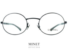 Encore un modèle intemporel revisité par la Maison Chanel. Les retour des petites ovales version chic. LEs Chanel 2202-Q sont réalisées avec des branches nous rappelant la mythiques chaîne des anses des sacs.  
