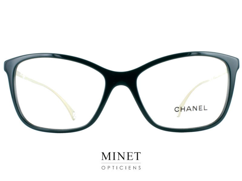Un des Best Seller chez Chanel. La Chanel 3422 fait partie de la collection des intemporelles. Très belle monture optique, très féminine et très légère. Elles rassemblent tous les critères correspondant à une lunettes de luxe. 