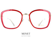 Les Pomellato PM0063O sont de superbes lunettes optiques pour dames. La monture en métal doré serti de superbes cerclages couleur rubis. Les branches se terminent en de fines griffes rappelant celles d'une bague. Une très belles paire de lunettes de luxe, véritable écrin pour vos yeux.  