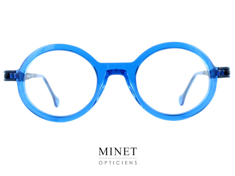 Très jolies lunettes rondes, colorées et lumineuses. Les Henau Lunam bleue font parties de la toute nouvelle collection de lunettes en acétate ayant les nouvelles branches en titane. Il aura fallu trois ans pour développer cette nouvelle branche. Et le résultat est superbe.