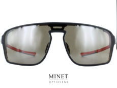 Lunettes de soleil ultra légères  d'un nouveau genre. Les McLaren SGP03 sont de très belles lunettes de sport dont la face est imprimée en 3D. Les charnières uniques ouvrent les branches en élytre comme les portes des Supercars.  Le style masque en fait une solaire bien couvrante et protectrices. Un nouveau design un nouvelle façon de faire un confort hautement amélioré, de vrais lunettes solaires de sport et de luxe.