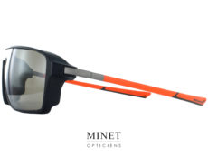 Lunettes de soleil ultra légères  d'un nouveau genre. Les McLaren SGP03 sont de très belles lunettes de sport dont la face est imprimée en 3D. Les charnières uniques ouvrent les branches en élytre comme les portes des Supercars.  Le style masque en fait une solaire bien couvrante et protectrices. Un nouveau design un nouvelle façon de faire un confort hautement amélioré, de vrais lunettes solaires de sport et de luxe.