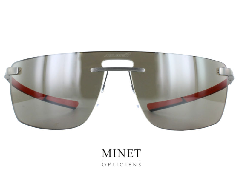 Les McLaren SUPS22 sont des lunettes de soleil "Glass" typées masque, c'est-à-dire sans montures. Ce qui leurs assurent un confort et une très grande légèreté. La forme masque vous donnera un look sport optimal tout en vous assurant une protection 100% U.V. 