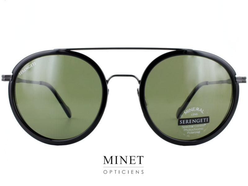  Serengeti Geary. Ce sont de très bonne lunettes de soleil polarisées. Ces solaires sont de forme arrondies double ponts combinées avec des cerclages en plastique noir.