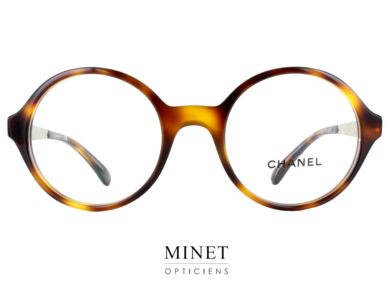 Nouvelles lunettes rondes revisitées. La face a l'air des plus classiques, mais quand vous regardez les branches, elles sont superbes et originales. Les Chanel 3411 ont les branches en métal très joliment martelées avec le nom de la marque ajouré au milieu. Ce sont des lunettes optiques intemporelles mais avec une touche résolument moderne. 