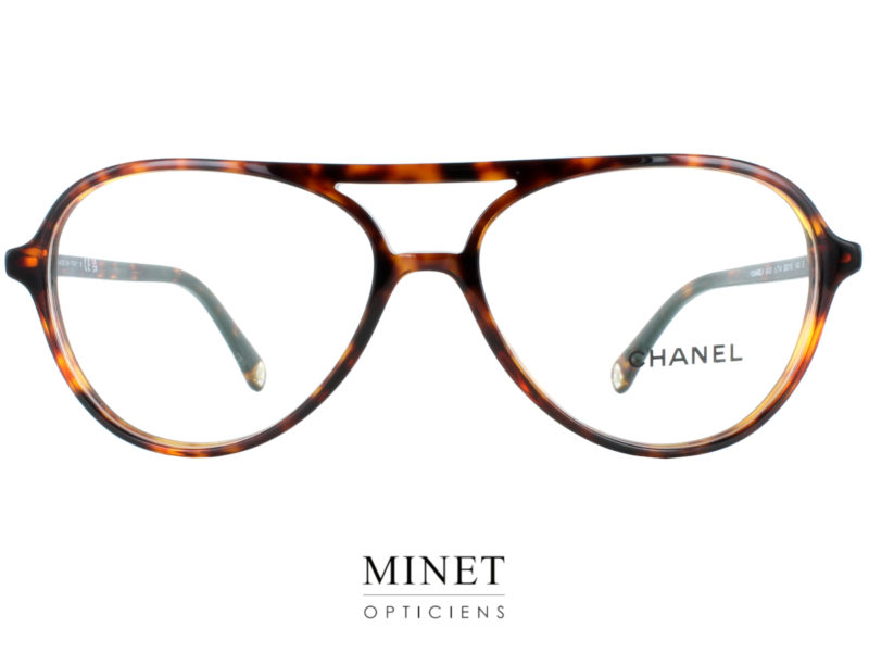 Chanel 3433: Ah! Le modèle pilote! Cette forme de lunettes qu'on aime tant détester... Il est certain que ce type de lunettes ne passera plus jamais inaperçu. C'en est devenu un style que l'on se doit d'affirmer. Un "morceau choisi", une "particularité", un coté tellement ringard qu'il en devient super hype. Peu importe l'époque, la pilote est devenu une affirmation de soi, un style qu'on impose. Et quand c'est la Maison Chanel qui l'a fait, on sait qu'on est à la pointe.  voici ce que représente à elle toute seule, la Chanel 3433. 