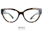 Chanel 3436: Lunettes optiques pour dame. Grandes papillonnantes ayant les branches surépaissies et joliment décorées du fameux double C. Symbole, par essence, du luxe.