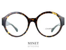 Chanel 3437: Superbes lunettes rondes, originales de part leurs surépaisseur et leurs grandes branches siglé du fameux double C. Incontestablement pas la petite lunettes ronde de Madame tout le monde. Une vraie monture de luxe ayant un design qui lui est propre. 