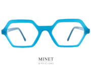 Les lunettes Henau Glenn bleues. Mignonnes petites lunettes hexagonales. Dans le plus pur esprit de la marque, c'est-à-dire, des montures originales qui ont une présence et un style inimitable. On les retrouve dans plein de couleurs différentes. 