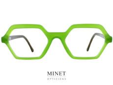 Les lunettes Henau Glenn vertes. Mignonnes petites lunettes hexagonales. Dans le plus pur esprit de la marque, c'est-à-dire, des montures originales qui ont une présence et un style inimitable. On les retrouve dans plein de couleurs différentes. 