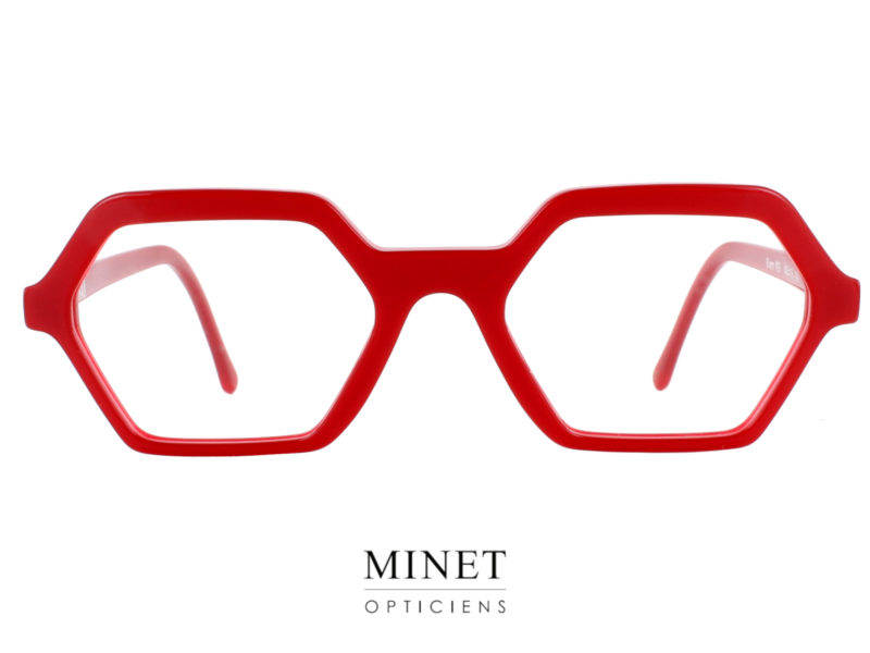 Montures super FUN, Les lunettes Henau Glenn rouges. Mignonnes petites lunettes hexagonales. Dans le plus pur esprit de la marque, c'est-à-dire, des montures originales qui ont une présence et un style inimitable. On les retrouve dans plein de couleurs différentes. voici les lunettes Henau Glenn.