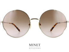 Les nouvelles lunettes de soleil Chloé CH0095S sont de très belles lunettes de forme fleurie. Dans le plus pure style Chloé. Les verres joliment dégradés et la forme fleurie en font une très belle paire de lunettes pour l'été.