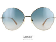 Les nouvelles lunettes de soleil Chloé CH0093S sont de très belles lunettes de forme fleurie. Dans le plus pure style Chloé. Les verres joliment dégradés et la forme fleurie en font une très belle paire de lunettes pour l'été.