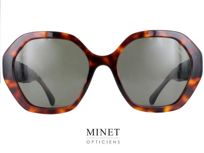 Lunettes de soleil Chanel 5475-Q Noires.  Grandes lunettes solaires hexagonales pour dames.  La monture pourrait paraître simple mais les branches sont joliment décorée de cuir. 