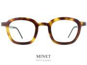 Lindberg Acetanium 1050 de couleur écailles. Lunettes optiques hommes  rectangulaires dont la face rectangulaire est en acétate épais combinée à des branches en titane.