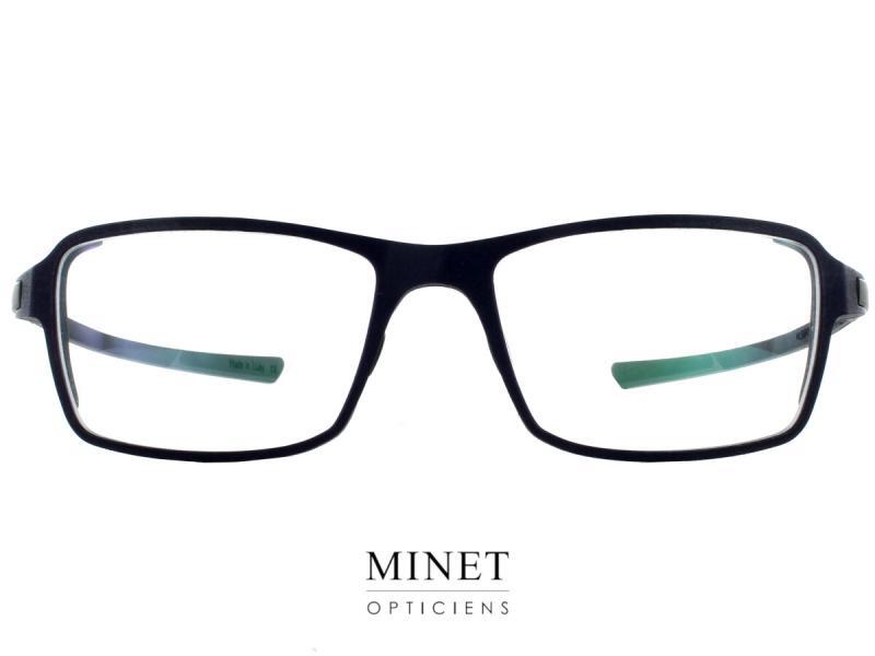 McLaren SGP006 C02. Lunettes optiques rectangulaire a caractère sportif. Robustes et légères grâce a la technologie d'impression 3d laser. Les branches s'ouvrent en élytre, petit clin d' œil à l'ouvertures des portières des voitures.
