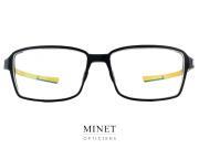 Lunettes rectangulaires McLaren SGP003. Montures sport ultra légères. La face rectangulaire légèrement cambrée ainsi que les branches à ouverture en élytre soulignent le caractère sportif de ces superbes lunettes.