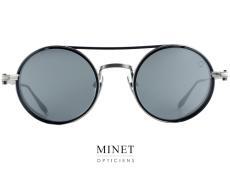 De petites lunettes rondes en métal comme vous n'en avez encore jamais vu. Dotées d'un doubles cerclage noir et argent, elles vous étonneront par le nombre de détails que comportent ces lunettes. Peu importe par dans quel sens vous le observez, les Akoni AKS-505B arriveront toujours à vous étonner.                                                                    De vrais solaires de luxe à la finition parfaite. Super solide grâce à l'utilisation de matériaux première qualité tel le titane japonais. 