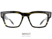 Très belles monture optiques pour homes en imitation corne de buffles. Les  lunettes Akoni AKX-100B sont de véritables lunettes optiques de luxe pour hommes.  Elles sont reconnaissable grâce aux rivets présenté de façon original sur la face et les branches. 