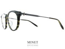 Les lunettes Akomi AKX-401B sont d'apparence classiques. Détrompez-vous. Vous avez, devant vous, une superbe paire de lunettes optiques bien particulière. Les branches sont juste superbes. Non contentes d'avoir un très beau design, elles sont tous aussi pratique et confortables. la partie fine est très souples, grâce à ça et a l'utilisation du titane, vous aurez un superbe confort et une monture très légère. 