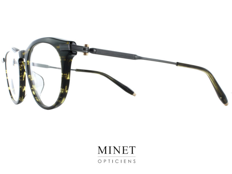 Les lunettes Akomi AKX-401B sont d'apparence classiques. Détrompez-vous. Vous avez, devant vous, une superbe paire de lunettes optiques bien particulière. Les branches sont juste superbes. Non contentes d'avoir un très beau design, elles sont tous aussi pratique et confortables. la partie fine est très souples, grâce à ça et a l'utilisation du titane, vous aurez un superbe confort et une monture très légère. 