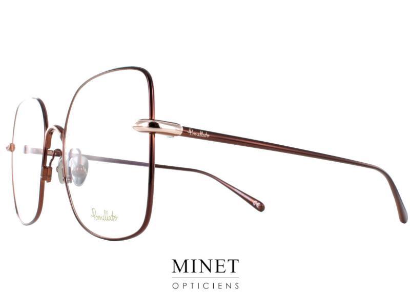 Pomellato PM0108O. Superbes lunettes oversized. Grandes montures carré typées années 80. La monture est tellement fine qu'on pourrait croire qu'il n'y en a pas. Les branches, tout aussi fines, viennent enlacer le bord de la monture arborant un design très reconnaissable pour la marque.  Ces montures sont hyper féminine, très chic et même  sexy. 