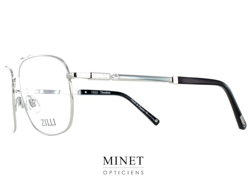 Les lunettes optiques en titane de forme pilote Zilli 60062 sont une excellente option pour ceux qui cherchent à compléter leur look tout en bénéficiant d'une qualité de vision optimale. Le titane est un matériau léger et robuste, connu pour sa durabilité et sa résistance à la corrosion. Cela signifie que ces lunettes vous accompagneront pendant de nombreuses années sans se dégrader, même si vous les portez fréquemment.  La forme pilote de ces lunettes est intemporelle et s'adaptera à n'importe quel style. Elles ont également un design élégant qui les rend faciles à porter avec n'importe quel look. En plus de leur esthétique, ces lunettes sont également conçues pour être confortables à porter grâce à leur monture en titane légère et à leur nez en silicone qui évite les irritations. Vous pouvez donc les porter toute la journée sans ressentir de gêne ou de fatigue oculaire.  Les verres de ces lunettes sont également conçus pour offrir une excellente qualité de vision. Ils sont dotés d'un revêtement anti-reflets qui vous permet de voir clairement dans toutes les conditions, même sous un éclairage intense. Cela est particulièrement utile pour ceux qui passent beaucoup de temps devant un écran ou qui ont besoin de conduire la nuit. En plus de cela, ces verres sont également protégés contre les rayons UV, ce qui est important pour protéger vos yeux des dommages causés par le soleil.  En résumé, les lunettes optiques en titane de forme pilote Zilli 60062 sont une excellente option pour ceux qui cherchent à combiner style, confort et qualité de vision dans une paire de lunettes. Elles sont fabriquées avec des matériaux de haute qualité et conçues pour être durables et confortables à porter. Si vous cherchez une paire de lunettes qui vous suivra partout où vous allez, ces lunettes Zilli pourraient être le choix idéal pour vous.