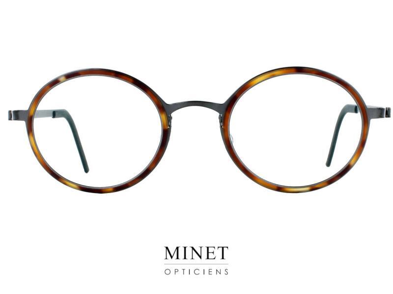 Lindberg Strip Titanium 9707 Lunettes ovales de style rétro. Sauf que les Strip Titanium sont résolument modernes. Une combinaison entre une monture en pur titane et des cerclages de cellulo de couleur écaille. Ce sont des lunettes solides et durables. Elles tiendront de nombreuses années. Pratiquement incassables, souples et très légères, telles sont les qualités qui représentent le mieux le marquent.