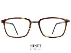 Lindberg Strip Titanium 9760 Très belle monture pour hommes. De formes rectangulaire, classique sérieuse et intemporelle. Une combinaison entre une monture en pur titane et des cerclages en acétate de cellulose.  Ce sont des lunettes solides et durables. Elles tiendront de nombreuses années. Pratiquement incassables, souples et très légères, telles sont les qualités qui représentent le mieux cette marquent.