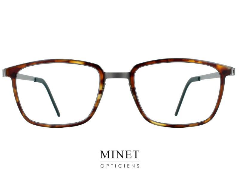 Lindberg Strip Titanium 9760 Très belle monture pour hommes. De formes rectangulaire, classique sérieuse et intemporelle. Une combinaison entre une monture en pur titane et des cerclages en acétate de cellulose.  Ce sont des lunettes solides et durables. Elles tiendront de nombreuses années. Pratiquement incassables, souples et très légères, telles sont les qualités qui représentent le mieux cette marquent.