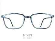 Lindberg Strip Titanium 9760 Bleu Très belle monture pour hommes. De formes rectangulaire, classique sérieuse et intemporelle. Une combinaison entre une monture en pur titane et des cerclages en acétate de cellulose.  Ce sont des lunettes solides et durables. Elles tiendront de nombreuses années. Pratiquement incassables, souples et très légères, telles sont les qualités qui représentent le mieux cette marquent.