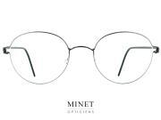 Lindberg Air Titanium Rim BO Petite lunettes ovale conçues en fils de titane. C'est une monture ultra légère et super solide. Fabriquée sans vis. La particularité ici c'est que la monture est sertie dans le verre et non l'inverse comme la plupart des lunettes. Les conceptions sont motivées par le mouvement moderne du fonctionnalisme, un langage de conception esthétique et minimaliste caractérisé par l'absence de décoration excessive. Cela se voit mieux dans la charnière emblématique, connue pour sa conception en spirale savamment conçue, dépouillée de tous les éléments inutiles comme les vis et rivets. Un design contemporain sans compromis. 