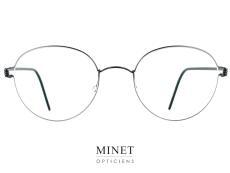 Lindberg Air Titanium Rim BO Petite lunettes ovale conçues en fils de titane. C'est une monture ultra légère et super solide. Fabriquée sans vis. La particularité ici c'est que la monture est sertie dans le verre et non l'inverse comme la plupart des lunettes. Les conceptions sont motivées par le mouvement moderne du fonctionnalisme, un langage de conception esthétique et minimaliste caractérisé par l'absence de décoration excessive. Cela se voit mieux dans la charnière emblématique, connue pour sa conception en spirale savamment conçue, dépouillée de tous les éléments inutiles comme les vis et rivets. Un design contemporain sans compromis. 