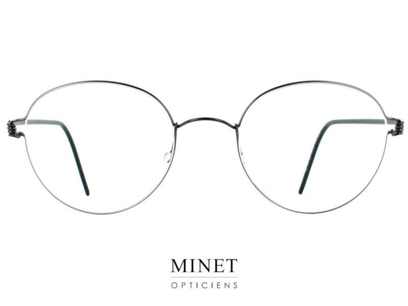 Lindberg Air Titanium Rim BO Petite lunettes ovale conçues en fils de titane. C'est une monture ultra légère et super solide. Fabriquée sans vis. La particularité ici c'est que la monture est sertie dans le verre et non l'inverse comme la plupart des lunettes. Les conceptions sont motivées par le mouvement moderne du fonctionnalisme, un langage de conception esthétique et minimaliste caractérisé par l'absence de décoration excessive. Cela se voit mieux dans la charnière emblématique, connue pour sa conception en spirale savamment conçue, dépouillée de tous les éléments inutiles comme les vis et rivets. Un design contemporain sans compromis. 