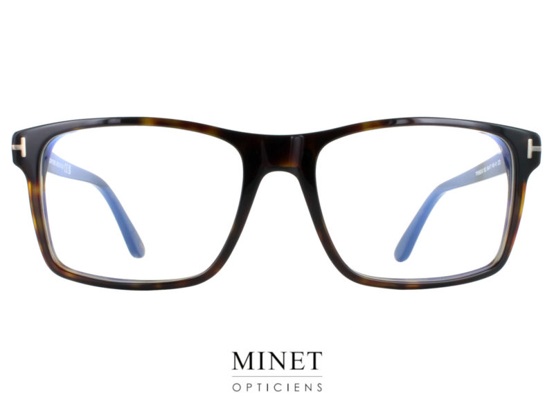 TOM FORD TF5682-B Les lunettes optiques Tom Ford TF5682-B pour hommes sont le choix idéal pour ceux qui cherchent à allier style et fonctionnalité. Fabriquées en acétate de haute qualité, ces lunettes sont solides et durables, tout en étant légères et confortables à porter. Le clip solaire aimanté est facile à fixer et à retirer, ce qui vous permet de passer facilement de la vue au soleil selon vos besoins. Ce clip vous offre une protection maximale pour vos yeux, tout en vous garantissant une durabilité à toute épreuve. Ces lunettes optiques Tom Ford pour hommes sont disponibles dans une variété de couleurs et de styles, vous permettant de trouver celui qui correspond le mieux à votre look. Que vous soyez à la recherche de lunettes de vue élégantes pour le bureau ou de lunettes de soleil sportives pour les loisirs en extérieur, vous trouverez ce qu'il vous faut parmi notre gamme de lunettes optiques munies d'un clip solaire aimanté. En tant que marque de luxe reconnue dans le monde de la mode, Tom Ford s'engage à offrir des produits de qualité supérieure. C'est pourquoi toutes nos lunettes optiques pour hommes sont fabriquées avec soin et attention aux détails, pour garantir leur durabilité et leur confort. Enfin, toutes nos lunettes optiques Tom Ford pour hommes sont livrées avec un étui de protection et un chiffon de nettoyage, vous permettant de les protéger et de les entretenir correctement. Alors n'hésitez pas à investir dans ces lunettes optiques pour hommes en acétate munies d'un clip solaire aimanté Tom Ford TF5682-B, vous ne serez pas déçu !