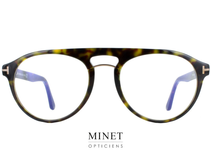 TOM FORD TF5587-B Les lunettes optiques pilote. Cette version des lunettes aviator de tom Ford est en cellulo imitation écailles de tortues. le double-pont est assuré par une fine tige en métal doré qui donne un côté chic à l'ensemble.  Elles sont également conçues pour être confortables à porter grâce à leur monture en acétate léger. En plus de leur esthétique aviateur, ces lunettes sont également conçues pour offrir une excellente qualité de vision. Les verres de ces lunettes sont dotés d'un revêtement anti-reflets qui vous permet de voir clairement dans toutes les conditions, même sous un éclairage intense. Cela est particulièrement utile pour celles qui passent beaucoup de temps devant un écran, grâce à leurs filtres anti lumière bleue, ou qui ont besoin de conduire la nuit. En résumé, les lunettes optiques pour dames Tom Ford TF5587-B sont une excellente option pour celles qui cherchent à combiner style féminin et rétro, confort et qualité de vision dans une paire de lunettes. Elles sont fabriquées avec des matériaux de haute qualité et conçues pour être durables et confortables à porter. Si vous cherchez une paire de lunettes qui ajoutera une touche de féminité et de rétro à votre look tout en offrant une excellente qualité de vision, ces lunettes Tom Ford pourraient être le choix idéal pour vous.