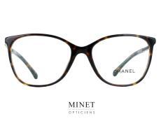 Lunettes optiques Chanel 3408-Q  La monture optique Chanel 3408-Q est une paire de lunettes au design intemporel qui allie l'élégance et le confort. La face de la monture est faite d'acétate de cellulose écaille de tortue, ce qui lui donne un aspect naturel et raffiné. Les branches sont en métal avec un cordon de cuir et une chaîne, un détail subtil qui évoque instantanément l'iconique sac Chanel. La combinaison de l'écaille de tortue et de la chaîne dorée en métal confère à ces lunettes une touche de sophistication qui s'adapte parfaitement à la garde-robe de toute personne cherchant à ajouter une touche d'élégance à son look.  La forme de cette monture est très polyvalente. Elle est facilement adaptable aux visages de toutes les formes, et peut être portée par toutes  les femmes. La légèreté des branches en métal permet un port confortable tout au long de la journée, tandis que la forme classique de la face s'adapte à tous les styles vestimentaires. Que vous soyez à la recherche de lunettes pour un usage quotidien ou pour un événement spécial, la monture optique Chanel 3408-Q est un choix judicieux.  En tant qu'opticien, nous savons que le choix des lunettes est un choix personnel et important. Les lunettes sont un accessoire indispensable qui en dit long sur votre personnalité et votre style de vie. C'est pourquoi la monture optique Chanel 3408-Q est la pièce idéale pour compléter votre collection de lunettes. La qualité de fabrication et la marque Chanel sont des signes de confiance pour les clients les plus exigeants.  En conclusion, la monture optique Chanel 3408-Q est un choix élégant, sophistiqué et confortable. Elle convient parfaitement à toute personne cherchant à ajouter une touche de sophistication à son look, tout en garantissant un confort optimal. Nous vous invitons à découvrir cette monture exceptionnelle sur le site de l'opticien Minet dès maintenant.