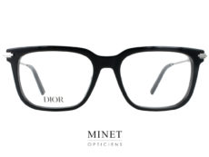 Les nouvelles lunettes Dior BlackSuitO S12I sont l'accessoire ultime pour tout fashionista. Avec un design élégant et sophistiqué. Ces lunettes de vue se marient parfaitement à n'importe quelle tenue de jour ou de soirée. La combinaison unique de la face en acétate et des branches en métal chromé crée une esthétique irrésistible qui attirera tous les regards. Le choix du matériau  garantit également une excellente qualité et une longue durée de vie pour ces lunettes. Les couleurs sont éclatantes. Le métal chromé apporte une touche de sophistication supplémentaire. Les branches sont également dotées d'un confort inégalé. La fameuse griffe CD est également présent sur les branches, démontrant  le prestige de ces lunettes. La marque Dior est synonyme de style, d'élégance et de classe. En portant ces lunettes, vous serez immédiatement associé à cette image. Vous vous sentirez confiant et en sécurité en sachant que vous portez des produits populaires de la marque. Ces lunettes sont un choix parfait pour les fashionistas en quête d'un accessoire haut de gamme et tendance. Avec leur design élégant et leur confort exceptionnel, elles seront vite  l'accessoire incontournable de votre collection. Alors, n'attendez plus pour ajouter ces lunettes à votre collection et brillez à chaque occasion! Les lunettes Dior BlackSuitO S12I sont une monture optique pour hommes au design unique qui offre une touche de sophistication et de style. Elles sont idéales pour les hommes qui cherchent à ajouter une touche élégante à leur look. La finition chromée ajoute une touche de brillance pour une apparence plus luxueuse. En résumé, les lunettes Dior BlackSuitO S12I sont la combinaison parfaite de style, de confort et de fo