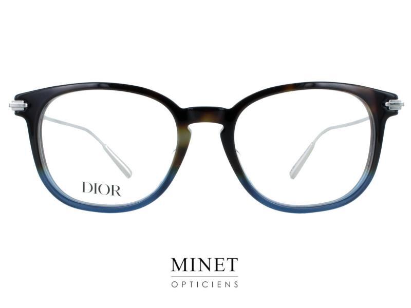 Les lunettes Dior BlackSuit o S8I sont une monture optique de haute qualité qui allie style et fonctionnalité. Avec un design unique, ces lunettes offrent un look élégant qui peut être porté avec une variété de tenues. La monture est en acétate bicolore, avec des branches en métal chromé qui ajoutent une touche de modernité et de luminosité. L'acétate utilisé pour la monture est également durable et confortable, offrant un maintien confortable pour le porteur. De plus, la combinaison de matériaux de haute qualité utilisés pour les branches et la monture garantit une durabilité accrue. Les lunettes Dior BlackSuit o S8I sont un choix idéal pour les personnes à la recherche d'un look élégant et raffiné qui peut être porté au quotidien. Le design unique de la monture en acétate bicolore ajoute une touche de couleur et de luminosité, tandis que les branches en métal chromé ajoutent une touche de modernité.