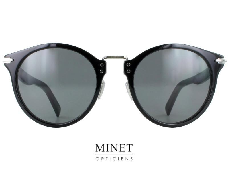 Les lunettes Dior Black Suit R4U sont conçues pour les hommes qui cherchent à allier style et élégance. La monture en cellulose noire a une forme pentagonale élégante, qui se marie parfaitement avec les branches en de la même matière. Les lunettes solaires offrent une protection optimale pour vos yeux, vous permettant de profiter des activités extérieures sans craindre les rayons nocifs du soleil. Le design unique de la monture en cellulose noire se distingue par son élégance et son raffinement, tandis que les branches en métal chromé ajoutent une touche de sophistication. Le pont en métal chromé est également un élément clé de la conception, apportant une touche supplémentaire de style à l'ensemble. Les lunettes Dior BlackSuit R4U sont le choix idéal pour les hommes qui cherchent à faire une déclaration de mode, tout en protégeant leurs yeux. Lorsque vous portez les lunettes Christian Dior BlackSuit R4U, vous pouvez être sûr d'avoir l'air élégant et sophistiqué, peu importe où vous allez. Que vous soyez en ville ou à la plage, vous serez en mesure de faire une déclaration de mode tout en bénéficiant de la protection nécessaire pour vos yeux. Les lunettes sont également conçues pour être confortables à porter, vous permettant de les porter toute la journée sans ressentir de gêne. En conclusion, les lunettes solaires Dior BlackSuit R4U sont un excellent choix pour les hommes qui cherchent à allier style et protection pour leurs yeux. Avec leur design élégant et sophistiqué, ainsi que leur confort à porter, vous pouvez être sûr de faire un choix judicieux lorsque vous investissez dans ces lunettes. Alors n'hésitez plus et offrez-vous un look élégant et sophistiqué avec les lunettes Dior BlackSuit R4U.