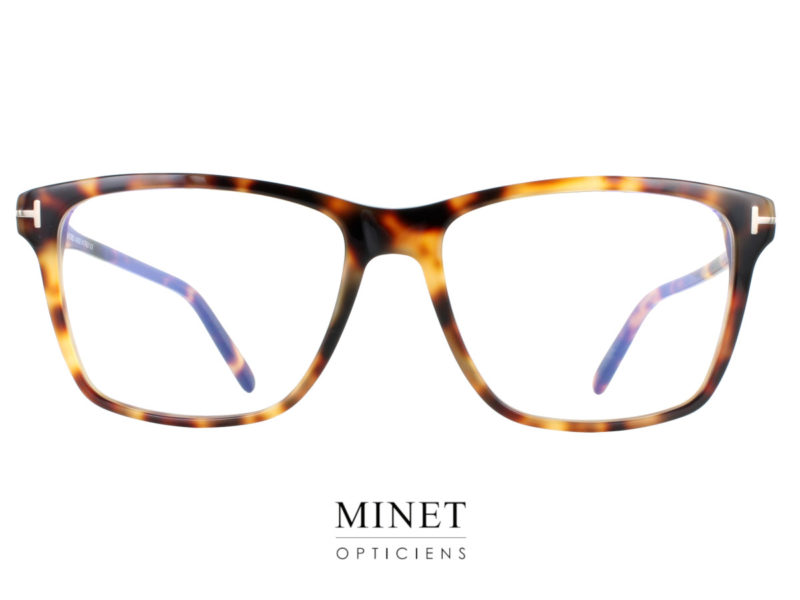 TOM FORD TF5817-B Les lunettes optiques Tom Ford TF5817-T sont le choix parfait pour les personnes qui cherchent une paire de lunettes classiques et élégantes. Avec leur forme rectangulaire et leur grande taille, ces lunettes conviennent parfaitement à ceux qui ont besoin de lunettes chic. Leur style classique et posé est intemporel, ce qui en fait un choix sûr pour ceux qui recherchent des lunettes qui resteront en vogue pendant des années. Les lunettes sont disponibles en deux couleurs d'écaille différentes : écaille demi blonde et écaille foncée avec un reflet bleu.