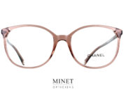 Les lunettes de vue Chanel 3432 sont des montures optiques intemporelles pour dames, conçues pour les femmes qui cherchent à ajouter une touche de sophistication à leur look. Ces lunettes sont de couleur nude, un choix de couleur élégant et tendance qui convient parfaitement à tous les types de peau. La forme actuelle de ces lunettes est assez grande, leur donnant une apparence moderne tout en restant élégantes. La face de la monture est faite d'acétate de haute qualité, un matériau léger et durable qui offre un confort optimal. Les branches sont également fabriquées en acétate et sont décorées avec l'emblématique logo Chanel en métal doré, un détail subtil qui renforce l'élégance de ces lunettes. Les charnières flexibles assurent un ajustement confortable et personnalisé. Ces lunettes de vue Chanel 3432 sont un choix parfait pour toutes les occasions. Que vous ayez besoin de lunettes pour le travail, pour une soirée habillée ou pour une journée décontractée, ces montures optiques seront votre allié parfait. Leur design intemporel les rend facilement adaptables à toutes les situations, tandis que la couleur nude les rend polyvalentes pour s'adapter à tous les styles vestimentaires. Chez l'opticien Minet, nous sommes conscients que les lunettes sont un accessoire important qui reflète votre personnalité et votre style de vie. Les lunettes de vue Chanel 3432 sont un choix de qualité pour les femmes qui cherchent à ajouter une touche de sophistication à leur look. La marque Chanel est synonyme de qualité et de prestige, et ces lunettes ne font pas exception à cette règle. En conclusion, les lunettes de vue Chanel 3432 sont un choix élégant et polyvalent pour les femmes souhaitant ajouter une touche de sophistication à leur look. Leur design intemporel et leur couleur nude les rendent facilement adaptables à toutes les situations, tandis que la qualité de fabrication et la marque Chanel garantissent un choix de confiance. Découvrez ces montures optiques exceptionnelles dès maintenant sur le site de l'opticien Minet.
