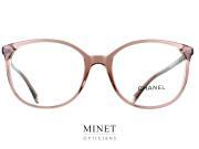 Les lunettes de vue Chanel 3432 sont des montures optiques intemporelles pour dames, conçues pour les femmes qui cherchent à ajouter une touche de sophistication à leur look. Ces lunettes sont de couleur nude, un choix de couleur élégant et tendance qui convient parfaitement à tous les types de peau. La forme actuelle de ces lunettes est assez grande, leur donnant une apparence moderne tout en restant élégantes. La face de la monture est faite d'acétate de haute qualité, un matériau léger et durable qui offre un confort optimal. Les branches sont également fabriquées en acétate et sont décorées avec l'emblématique logo Chanel en métal doré, un détail subtil qui renforce l'élégance de ces lunettes. Les charnières flexibles assurent un ajustement confortable et personnalisé. Ces lunettes de vue Chanel 3432 sont un choix parfait pour toutes les occasions. Que vous ayez besoin de lunettes pour le travail, pour une soirée habillée ou pour une journée décontractée, ces montures optiques seront votre allié parfait. Leur design intemporel les rend facilement adaptables à toutes les situations, tandis que la couleur nude les rend polyvalentes pour s'adapter à tous les styles vestimentaires. Chez l'opticien Minet, nous sommes conscients que les lunettes sont un accessoire important qui reflète votre personnalité et votre style de vie. Les lunettes de vue Chanel 3432 sont un choix de qualité pour les femmes qui cherchent à ajouter une touche de sophistication à leur look. La marque Chanel est synonyme de qualité et de prestige, et ces lunettes ne font pas exception à cette règle. En conclusion, les lunettes de vue Chanel 3432 sont un choix élégant et polyvalent pour les femmes souhaitant ajouter une touche de sophistication à leur look. Leur design intemporel et leur couleur nude les rendent facilement adaptables à toutes les situations, tandis que la qualité de fabrication et la marque Chanel garantissent un choix de confiance. Découvrez ces montures optiques exceptionnelles dès maintenant sur le site de l'opticien Minet.